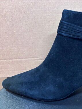 Womens 11 black suede Bella Vita Ankle Boots